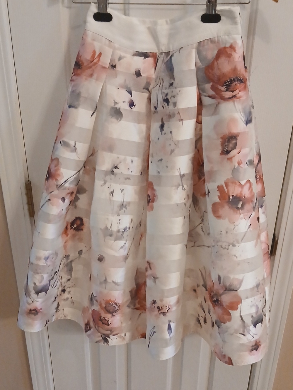 White House Black Market Cream Floral Circle Skirt with Blush Accents Size 00